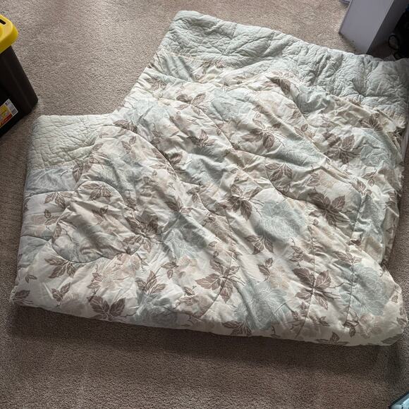 Laura Ashley Lifestyles Queen Size Muted Florals Comforter & 2 Pillow Shams - Picture 2 of 16